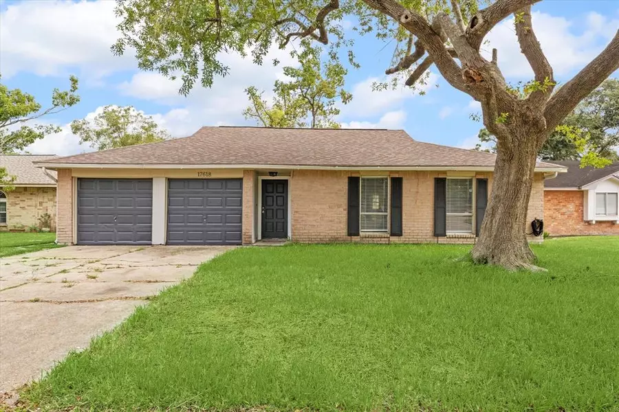 17618 Point Comfort LN, Webster, TX 77598