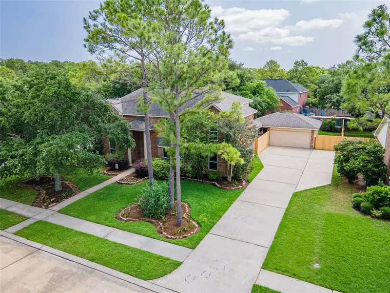 513 Meadow Bend DR, Friendswood, TX 77546