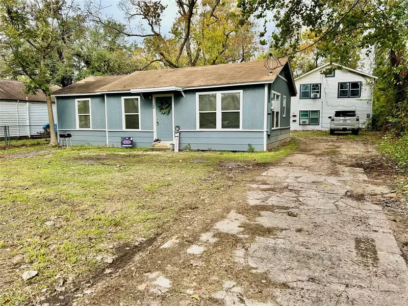 124 W Bernard ST, Clute, TX 77531