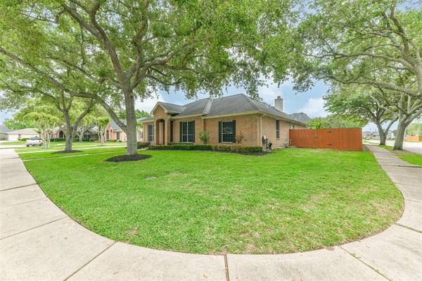 1105 Red Wing DR, Friendswood, TX 77546