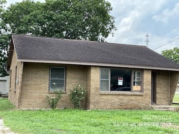 1012 Avenue G, Bay City, TX 77414