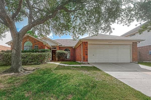 17119 Grey Mist DR, Friendswood, TX 77546