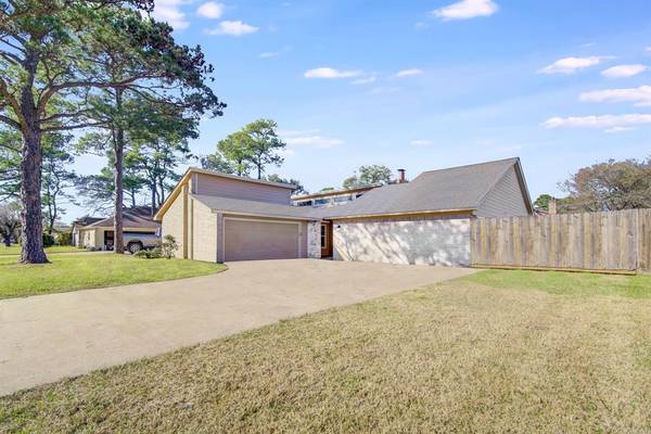 10027 Sweet Gum LN, Baytown, TX 77521