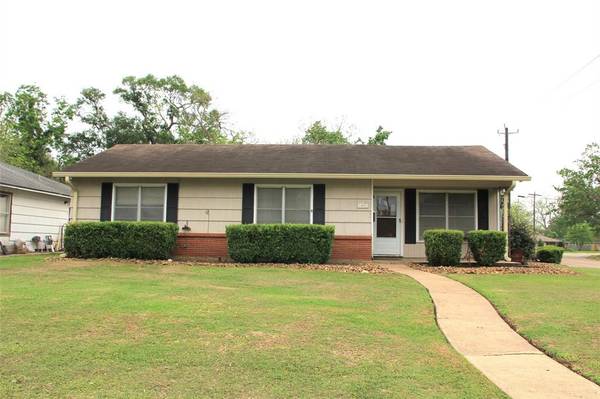 402 Wisteria ST, Lake Jackson, TX 77566