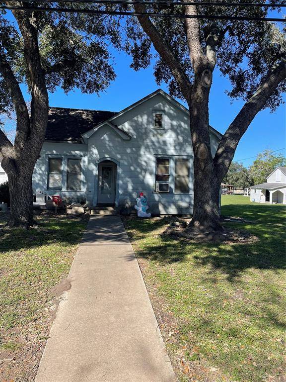 509 E Correll ST, El Campo, TX 77437