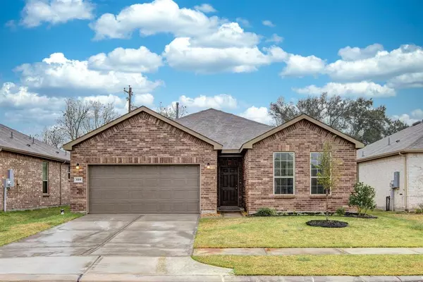 324 Lippizan DR, Alvin, TX 77511