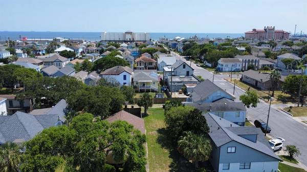 1723 M 1/2 AVE, Galveston, TX 77550