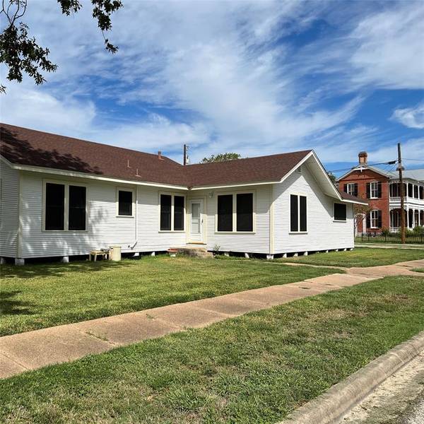 302 W French ST, Cuero, TX 77954