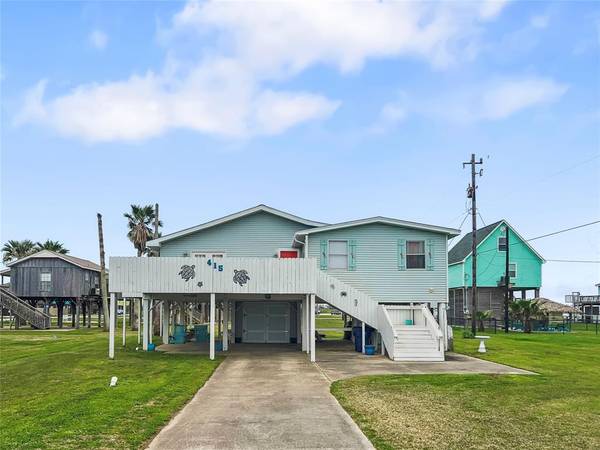 415 Thunder RD, Surfside Beach, TX 77541