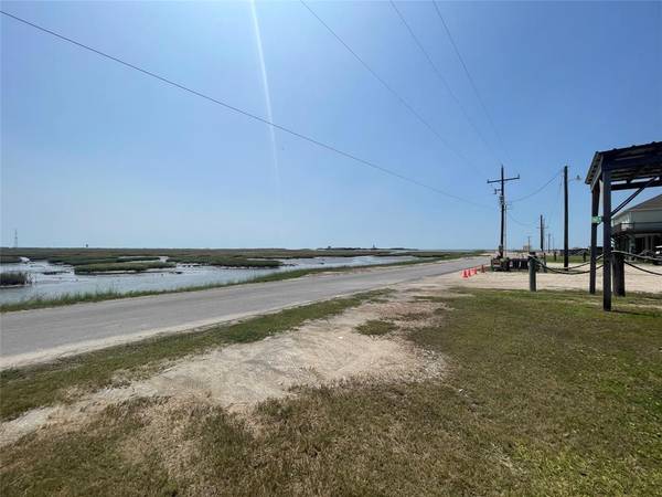 1200 Redfish LN, Crystal Beach, TX 77650