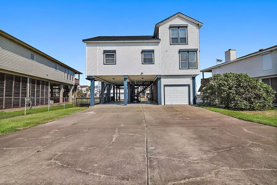 334 Admiral CIR, Tiki Island, TX 77554