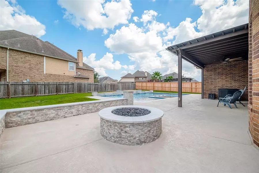 2201 Northstone LN, Friendswood, TX 77546