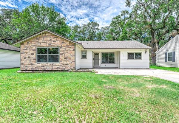 526 Gardenia ST, Lake Jackson, TX 77566