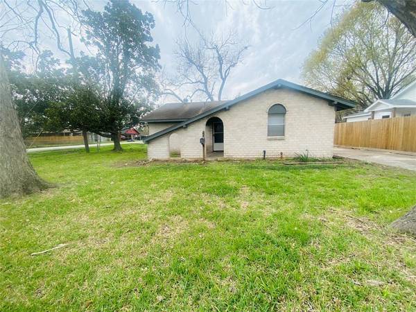 804 Old Angleton RD, Clute, TX 77531