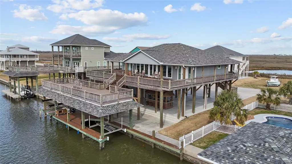 1175 Lagoon DR, Crystal Beach, TX 77650