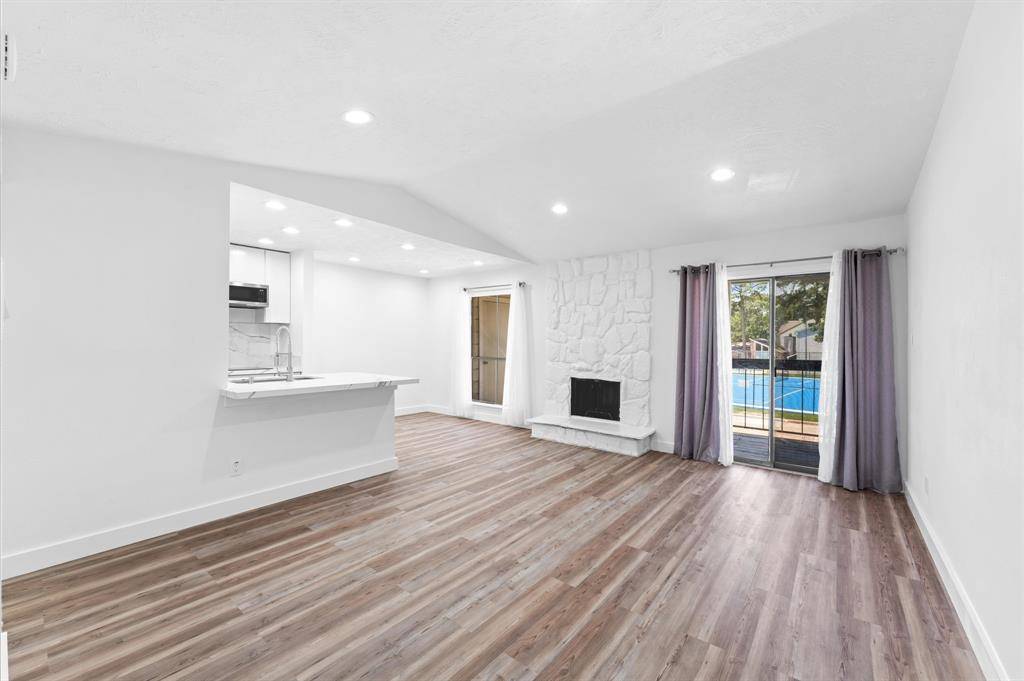 Houston, TX 77090,17331 Red Oak DR #14