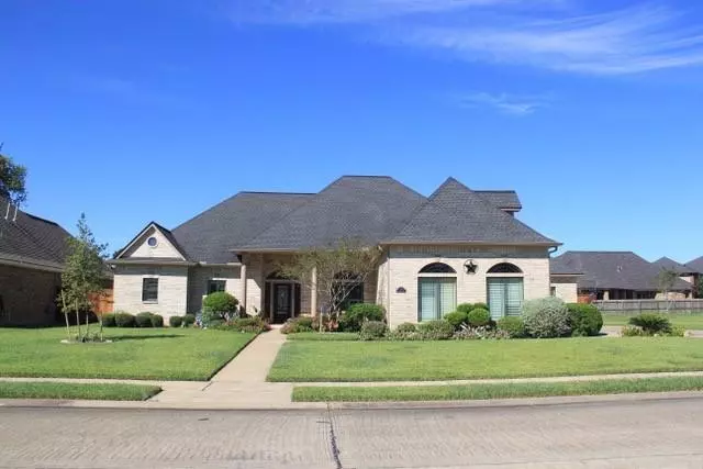 55 Deerwood CT, Lake Jackson, TX 77566