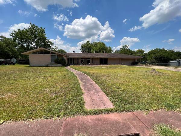 106 E South ST, Weimar, TX 78962