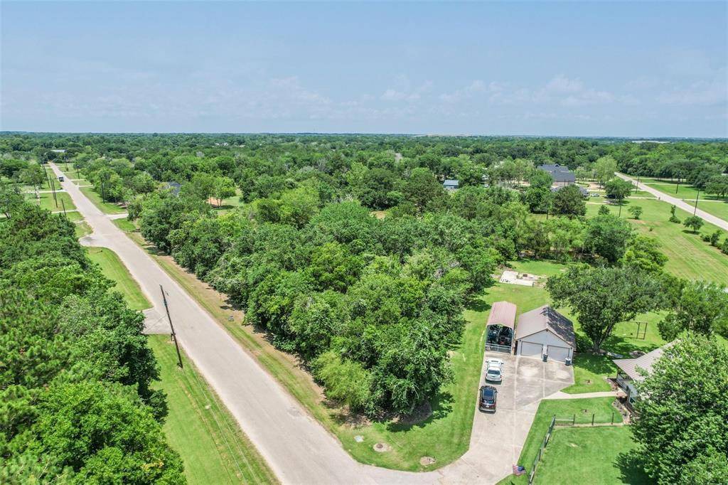 7529 Pigeon Dr, Hitchcock, TX 77563