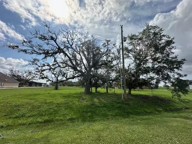 643 Lone Star TRL, Angleton, TX 77515