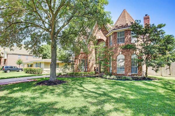 4800 Holly ST, Bellaire, TX 77401