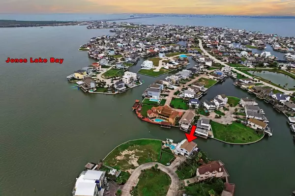 526 Isles End RD, Tiki Island, TX 77554