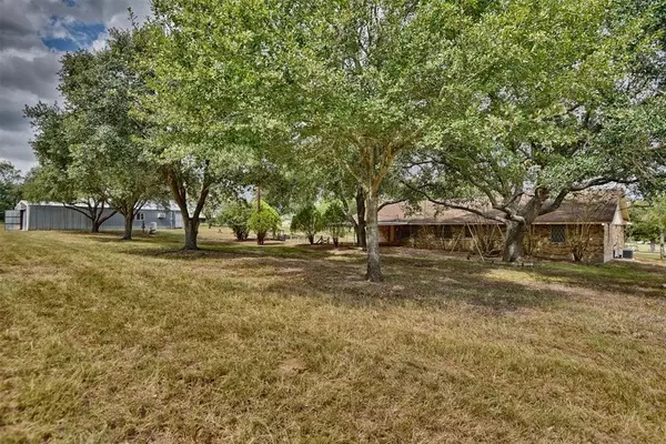 1680 Jackson League CIR, Brenham, TX 77833