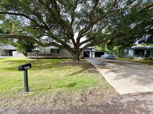 8021 WHITE AVE, Hitchcock, TX 77563