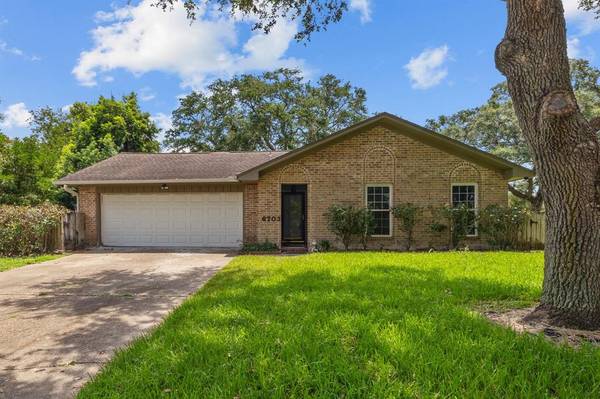 6703 Pecanwood ST, Hitchcock, TX 77563