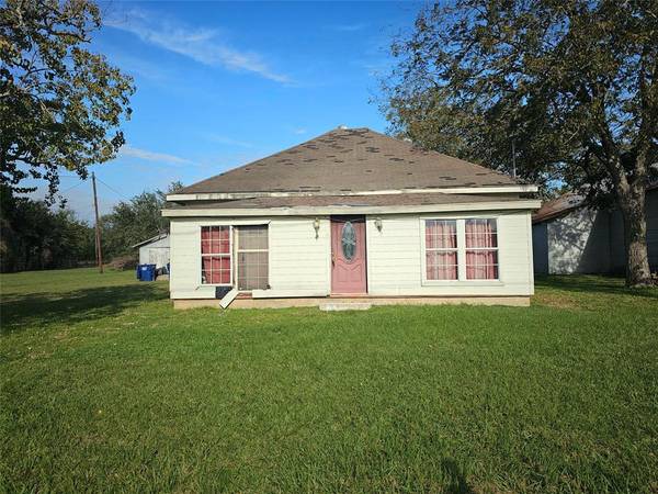 422 W Main ST, Eagle Lake, TX 77434