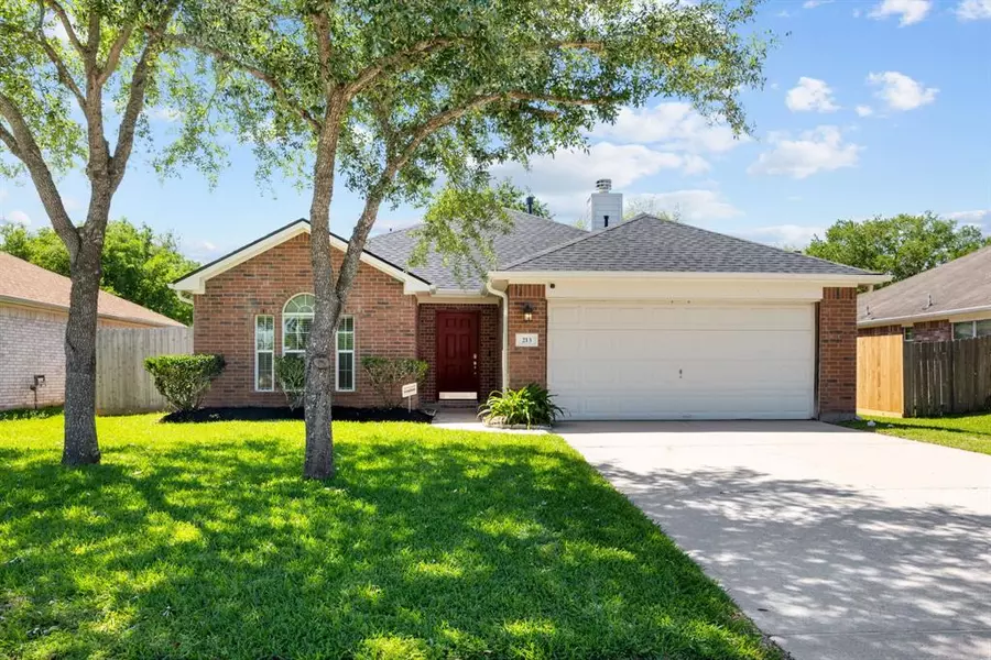 213 Silverbrook LN, Dickinson, TX 77539