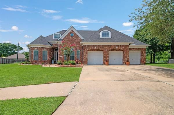 61 Southernwood CT, Lake Jackson, TX 77566