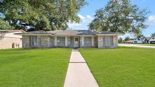 419 Petunia ST, Lake Jackson, TX 77566