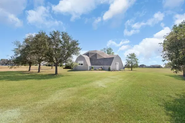 907 Longhorn TRL, Angleton, TX 77515