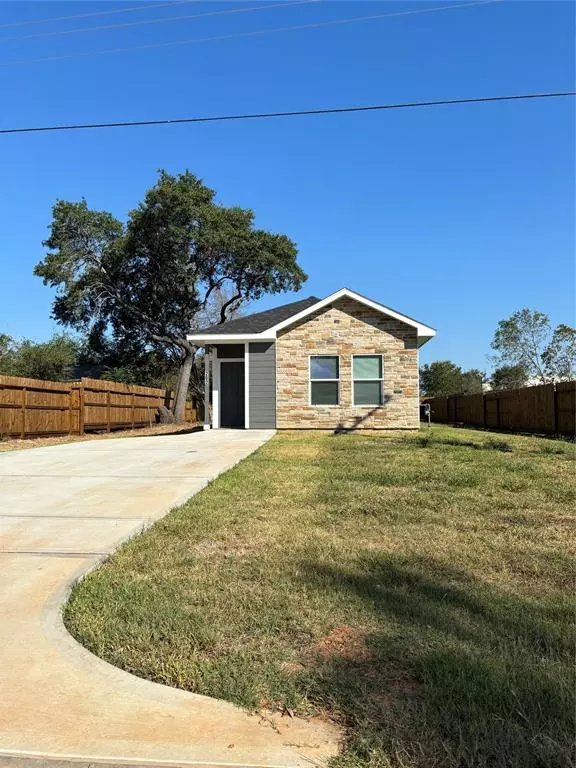 Willis, TX 77378,202 1st Street