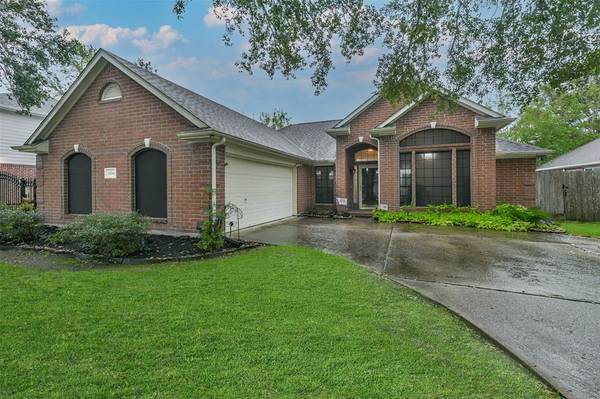 6304 W Oaks CIR S, Pearland, TX 77584