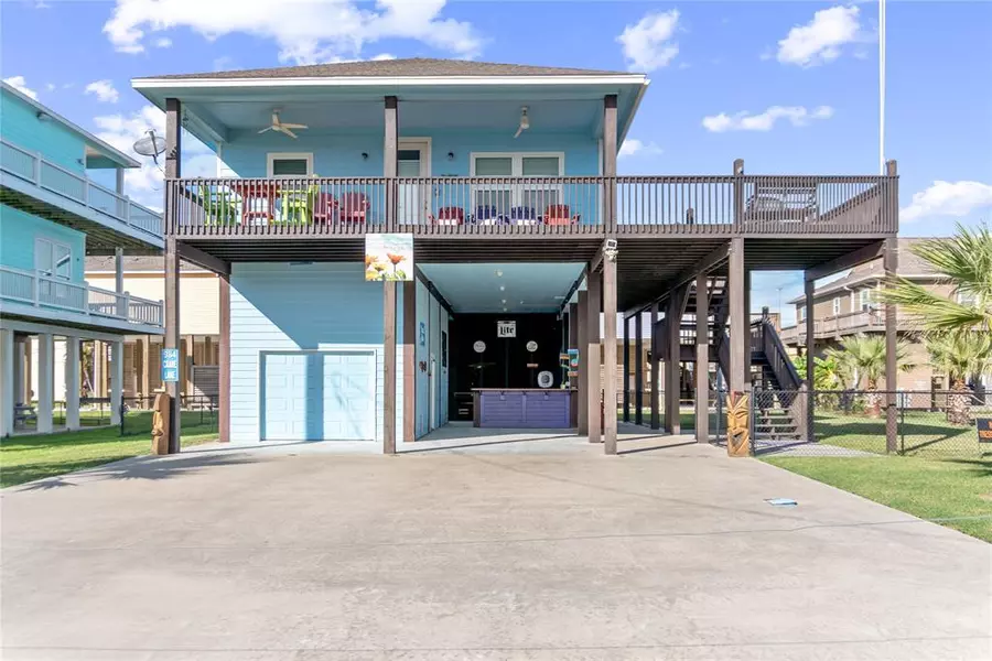 984 Crane LN, Crystal Beach, TX 77650