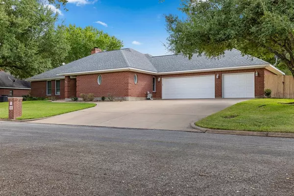 403 Gindler ST, Weimar, TX 78962