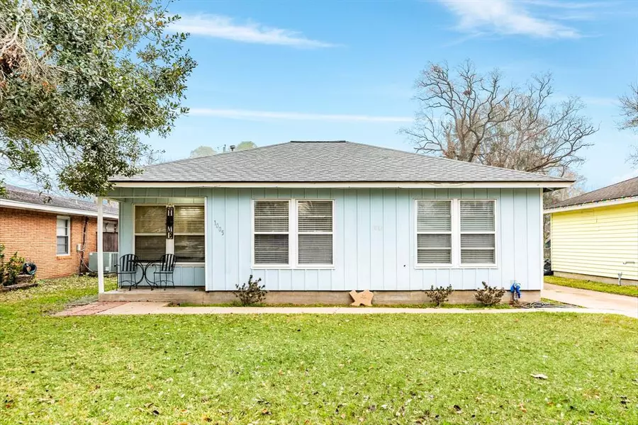 1005 E Miller ST, Angleton, TX 77515