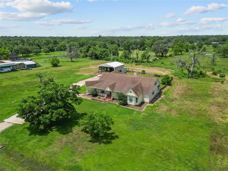 124 Country RD, Angleton, TX 77515