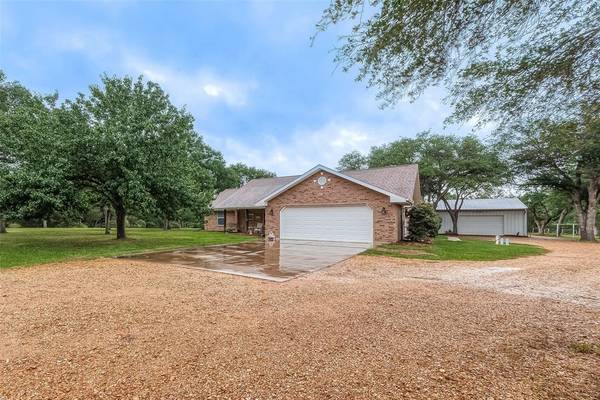 1107 Live Oak, Weimar, TX 78962