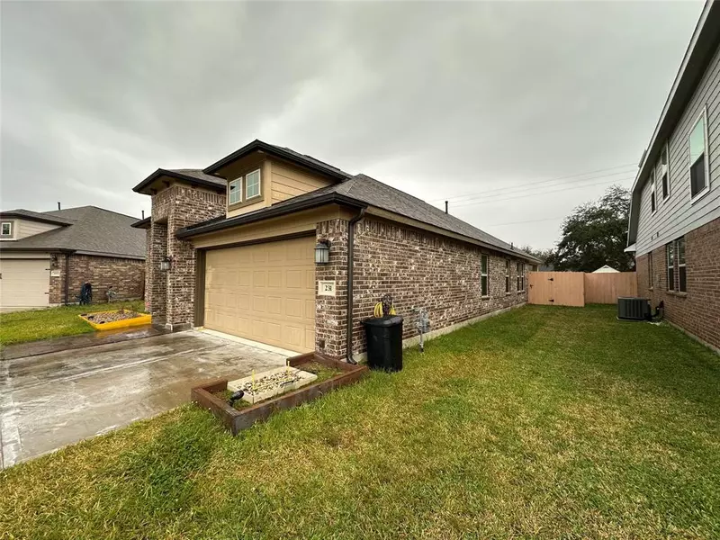 231 Rolling Creek LN, Dickinson, TX 77539