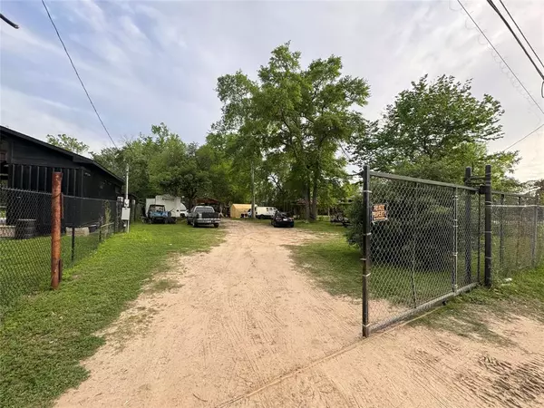 1730 Gulf Pump RD, Crosby, TX 77532