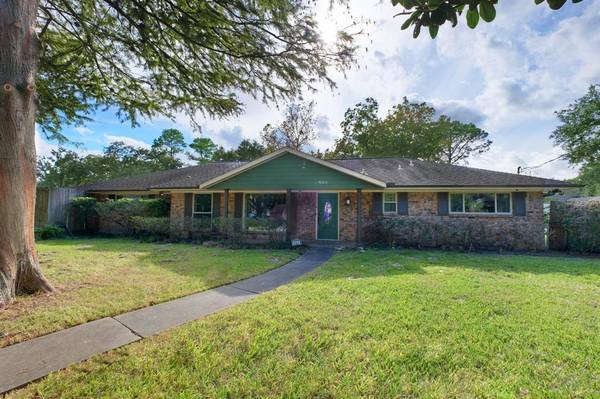 503 Misty LN, Friendswood, TX 77546