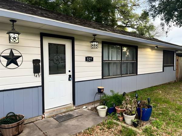 527 Gardenia ST, Lake Jackson, TX 77566