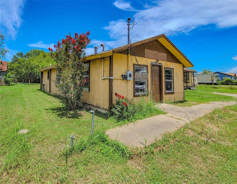 608 S Benavides ST, Port Lavaca, TX 77979