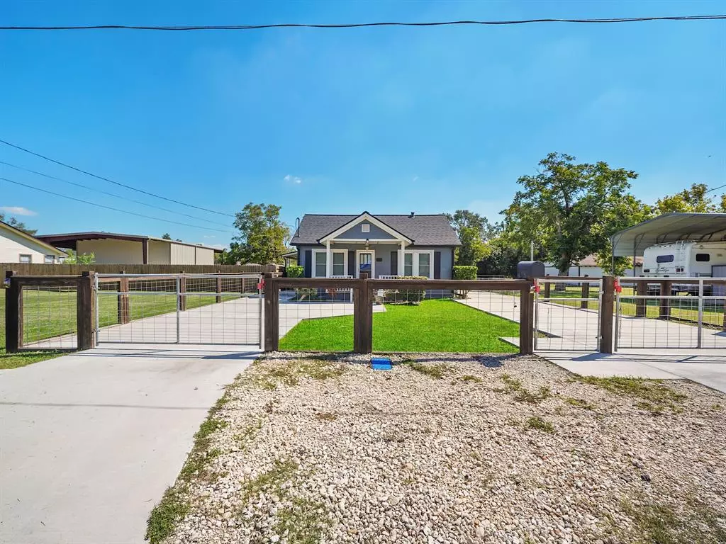 Highlands, TX 77562,307 S 5th ST