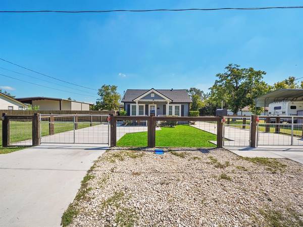 307 S 5th ST, Highlands, TX 77562