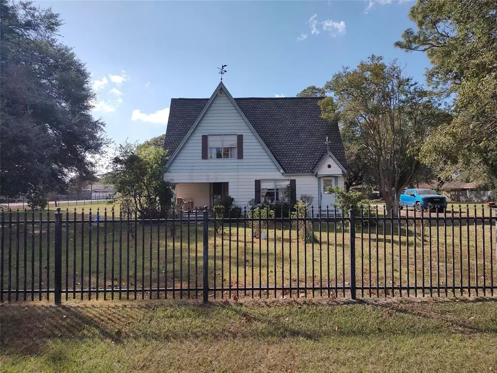 Highlands, TX 77562,204 N 7th ST