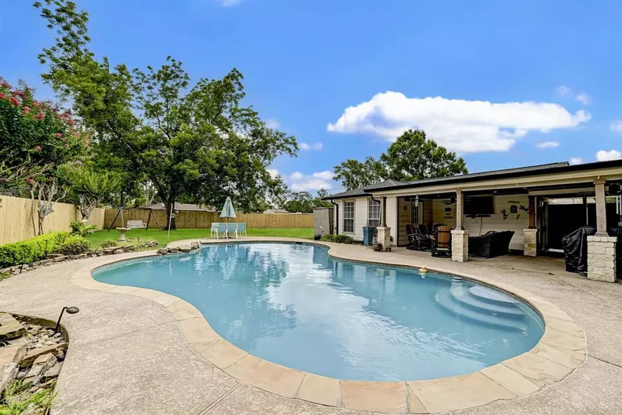 1401 Richard DR, Pearland, TX 77581